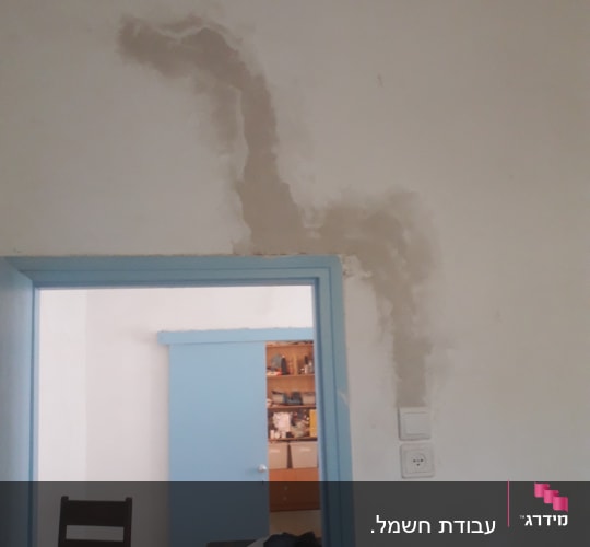 שקע חשמל על קיר עם תיקון טיח